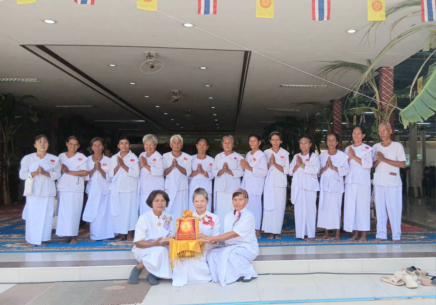 ภาพหมู่ถือพานถวายปัจจัยวัดศาลาเย็น