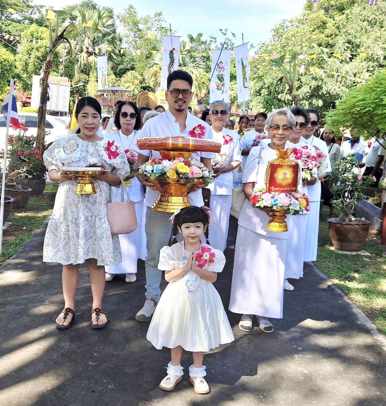 ภาพหมู่ถือพานถวายปัจจัยวัดโคกอารักษ์