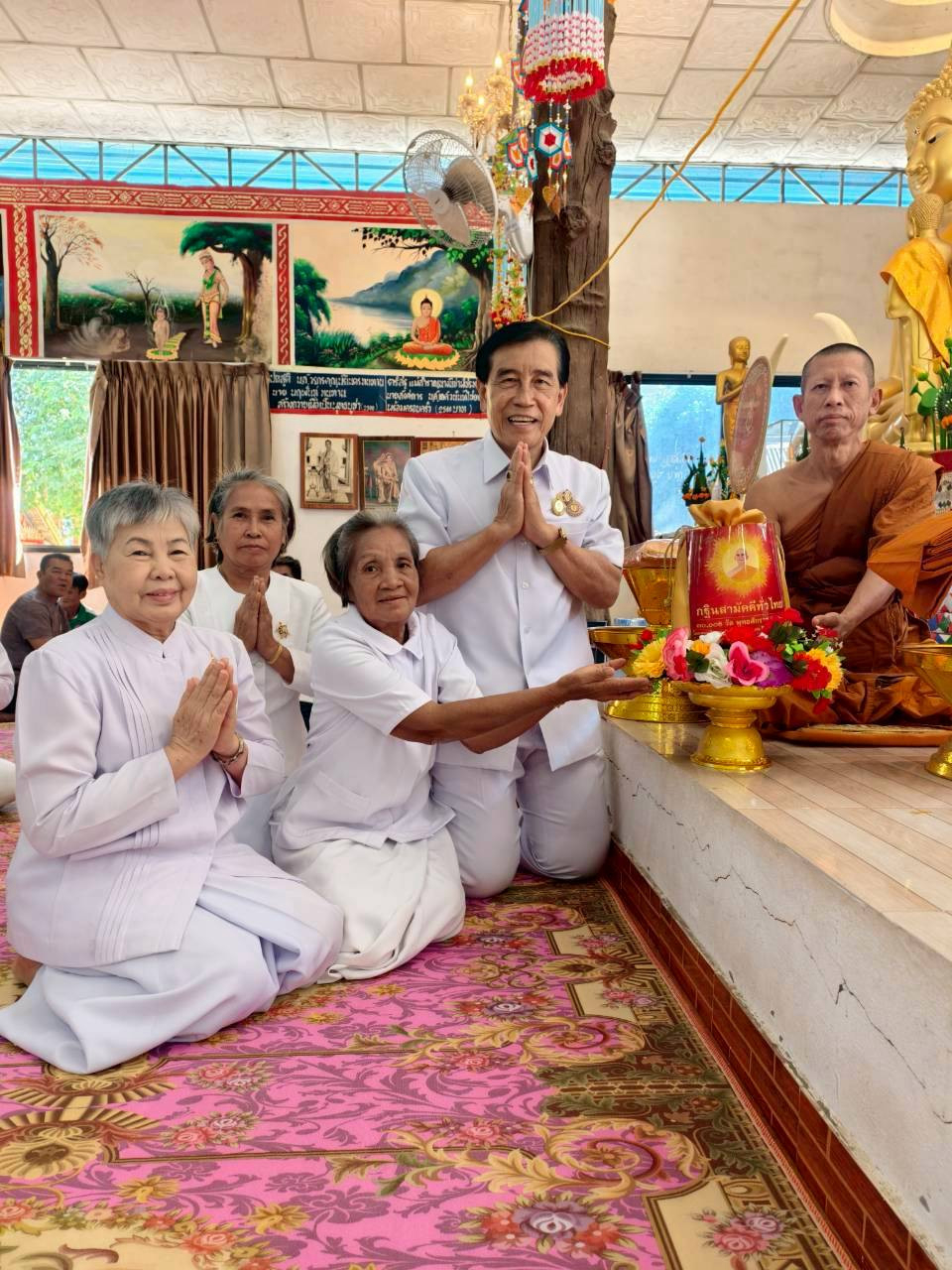 ภาพการถวายปัจจัยวัดศรีสว่าง