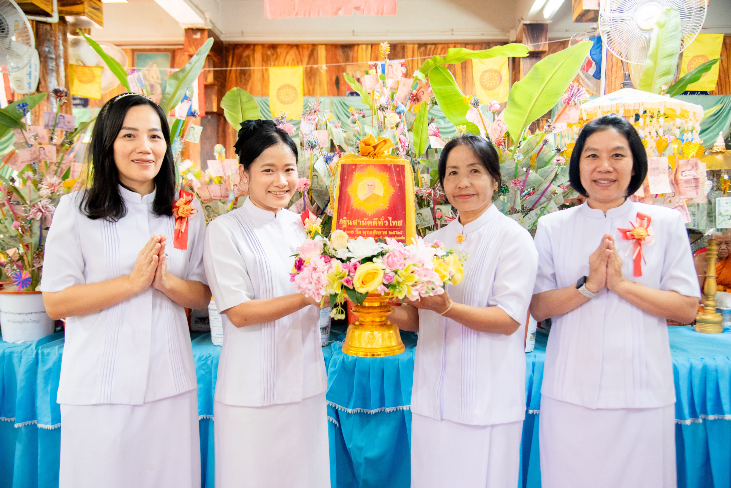 ภาพหมู่ถือพานถวายปัจจัยวัดอัมพุมัญยาราม (บ้านห้วยใหญ่)