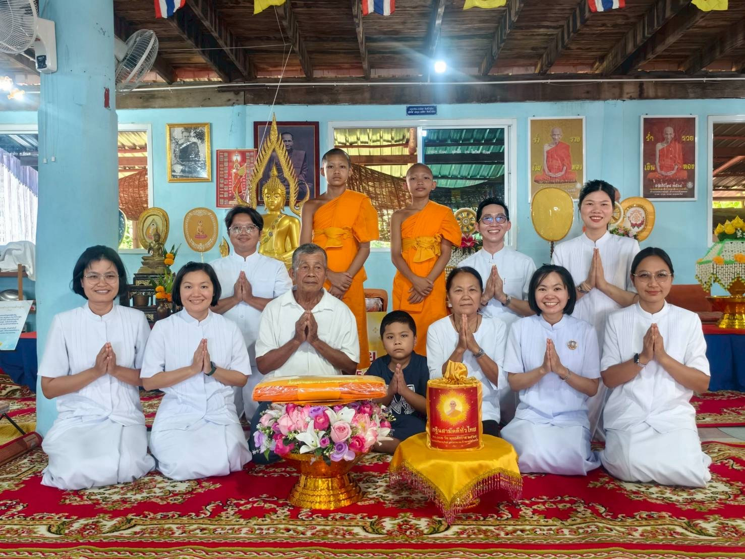 ภาพหมู่ถือพานถวายปัจจัยวัดโคกยาว