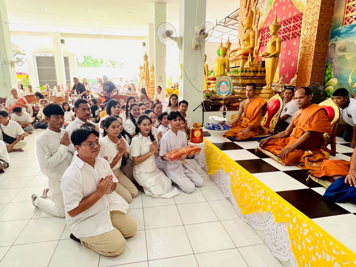 ภาพการถวายปัจจัยวัดราษฎร์ศรัทธาธรรม