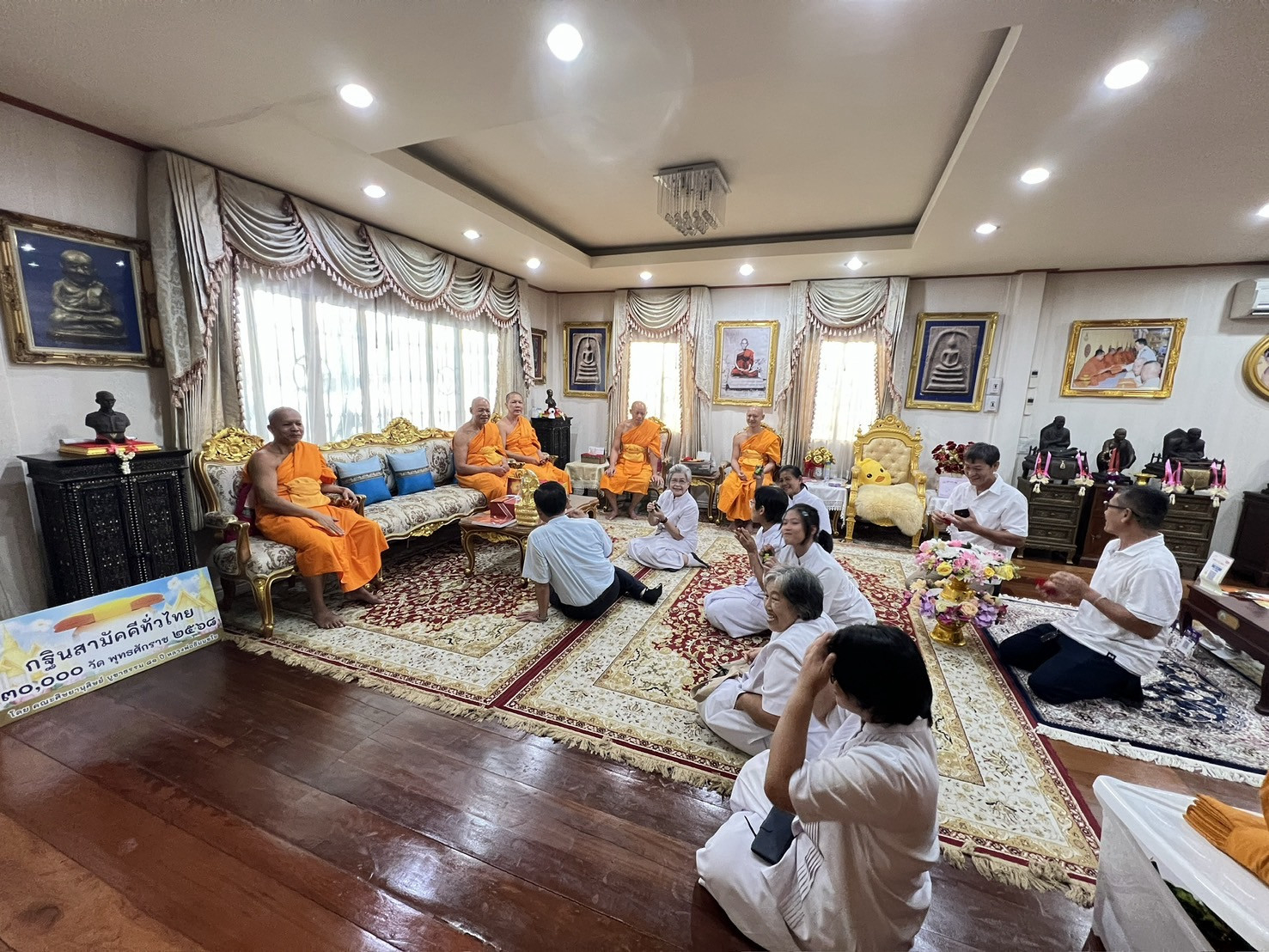 ภาพร่วมพิธีกรรมวัดพระลอย
