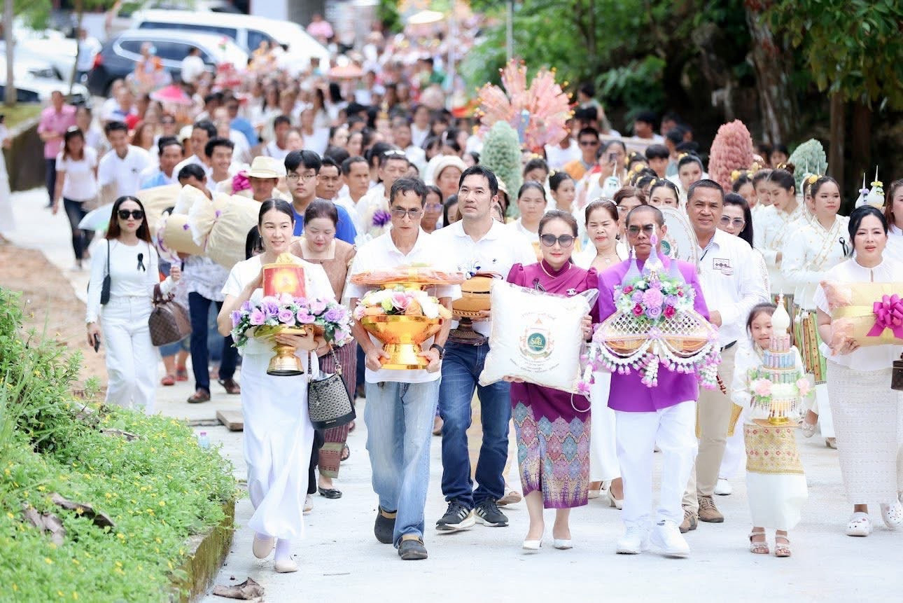 ภาพร่วมขบวนกฐินวัดบ้านทะเลหอย
