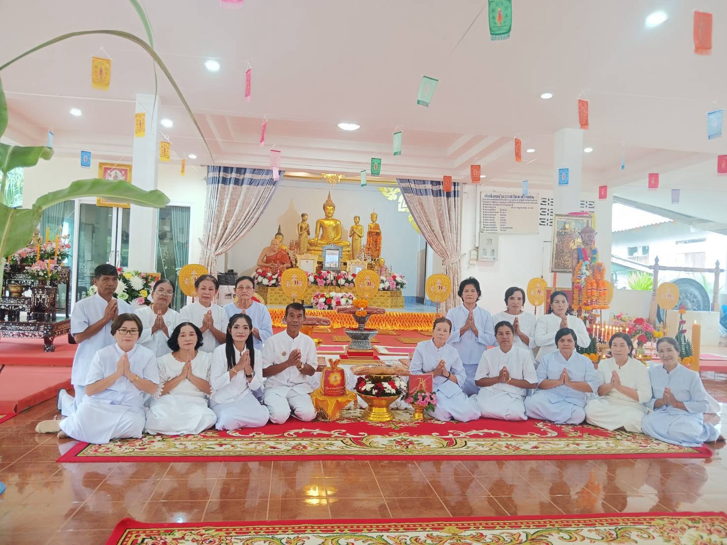 ภาพหมู่ถือพานถวายปัจจัยวัดมะม่วงเอน