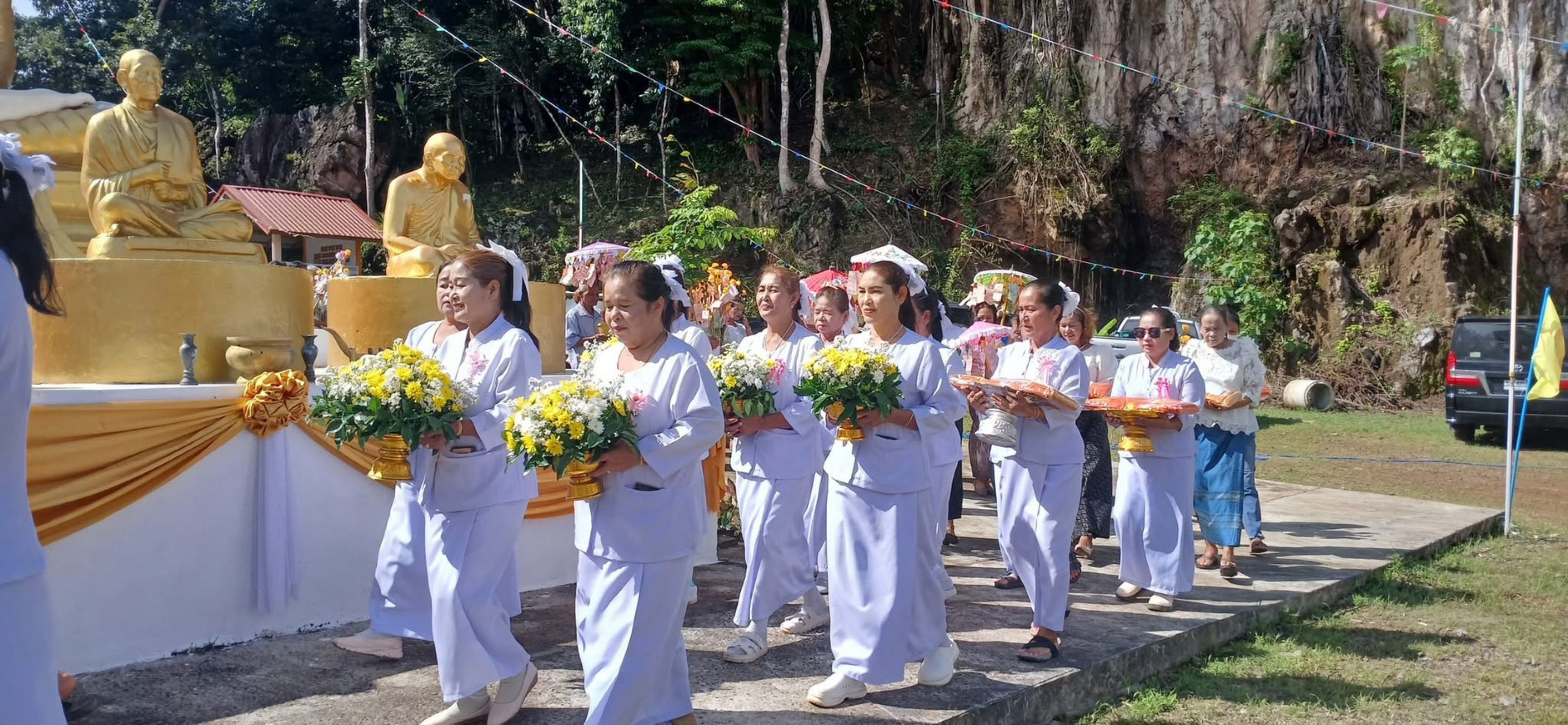 ภาพร่วมพิธีกรรมที่พักสงฆ์ถ้ำปู่นาคราช