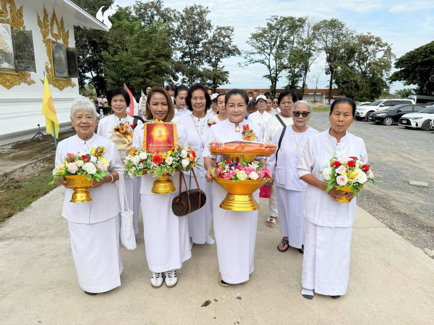 ภาพร่วมขบวนกฐินวัดพลายชุมพล
