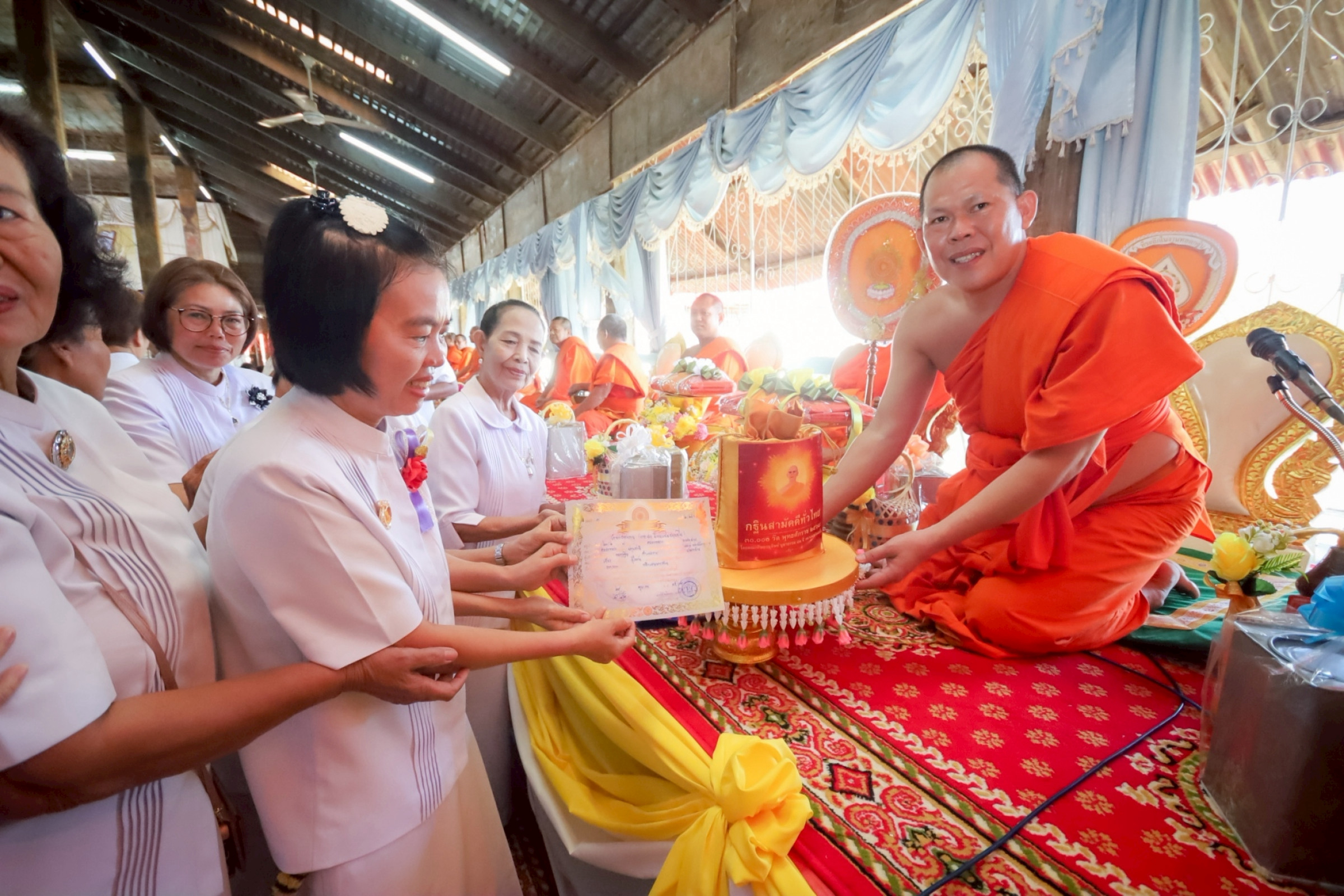 ภาพการถวายปัจจัยวัดกำแพงงาม