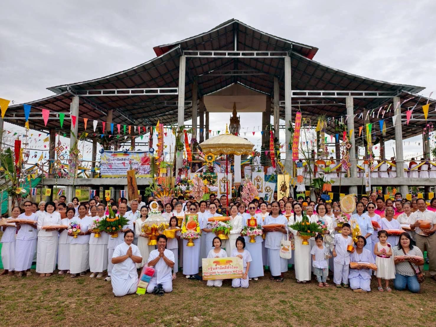 ภาพหมู่ถือพานถวายปัจจัยที่พักสงฆ์ฝายพญานาค