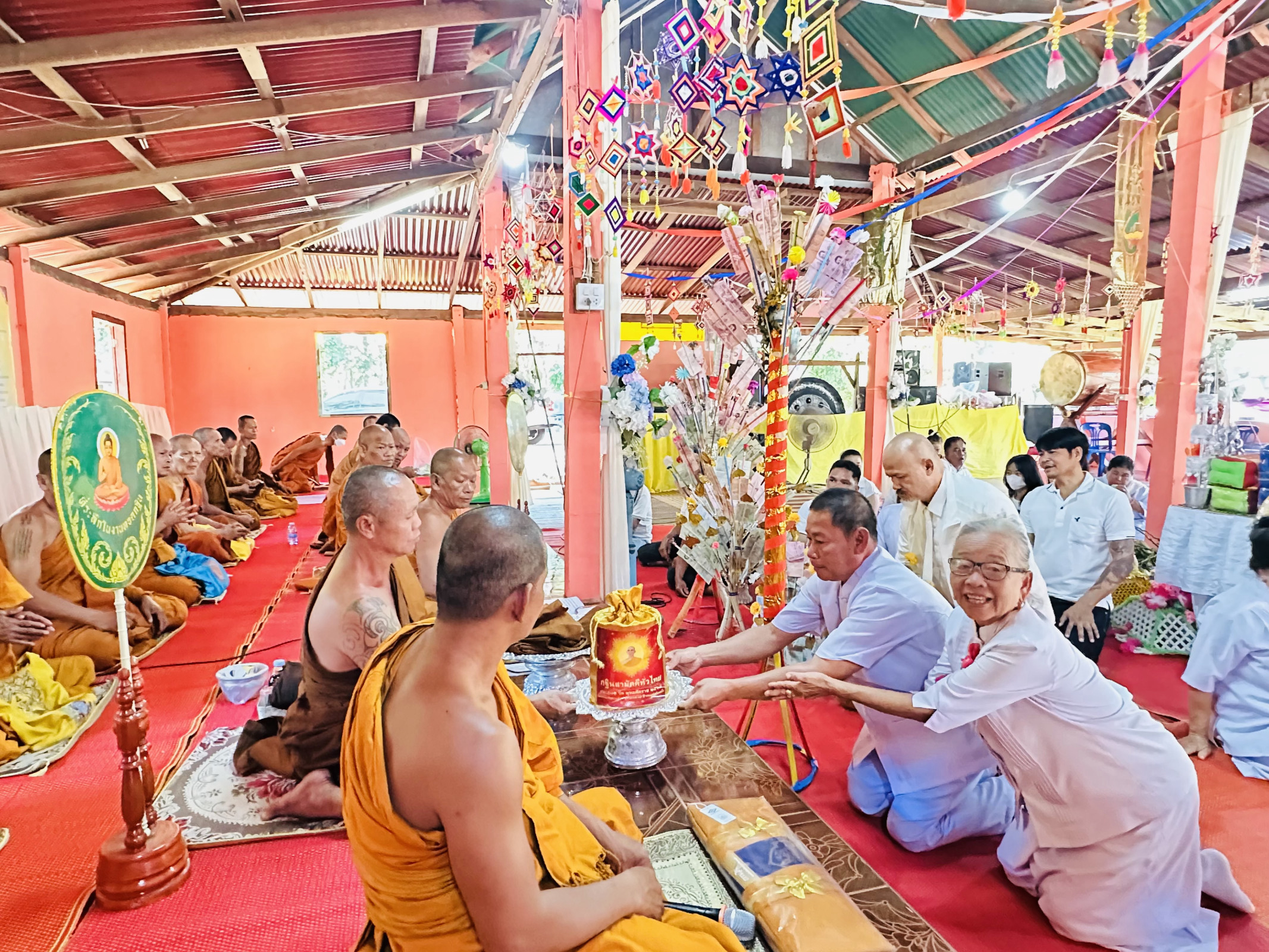ภาพการถวายปัจจัยวัดป่าพัฒนาพร