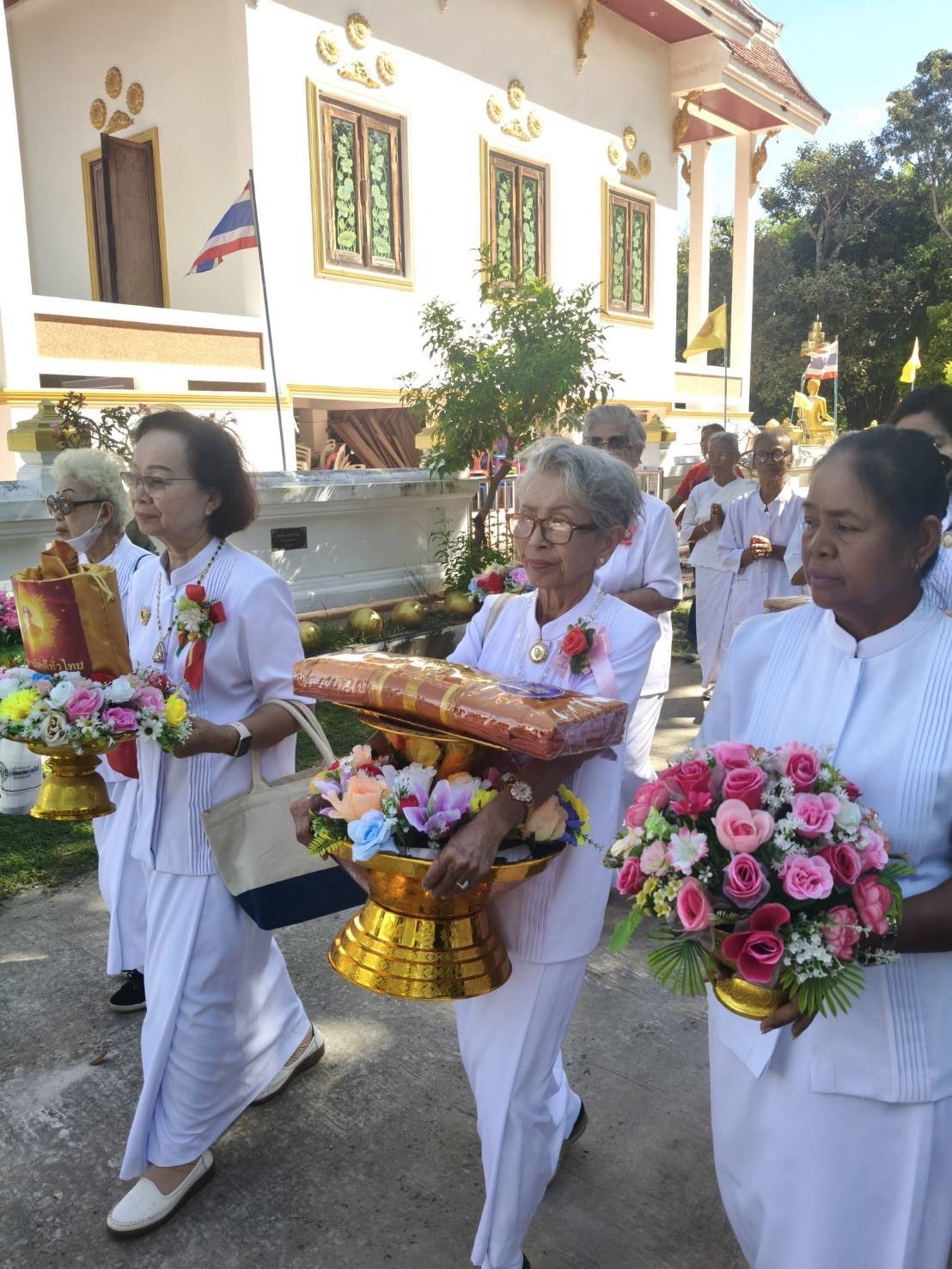 ภาพหมู่ถือพานถวายปัจจัยวัดป่าชุมพลบุรี