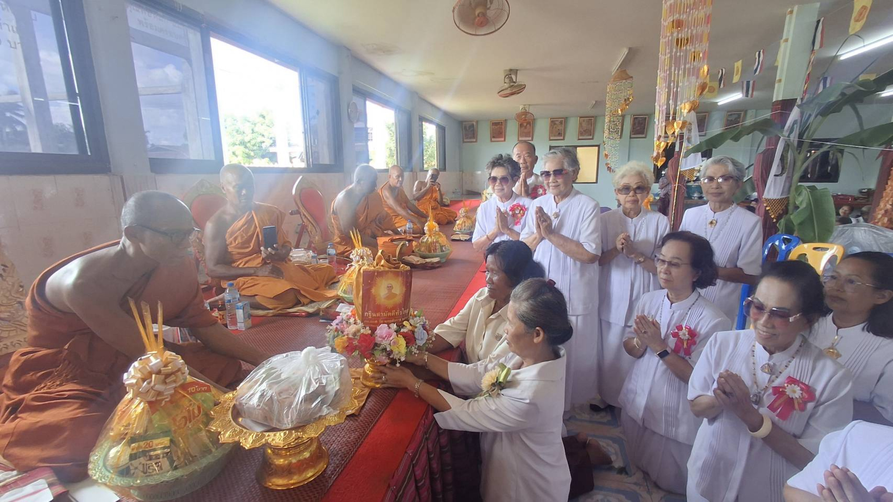ภาพการถวายปัจจัยวัดหนองเหล็ก