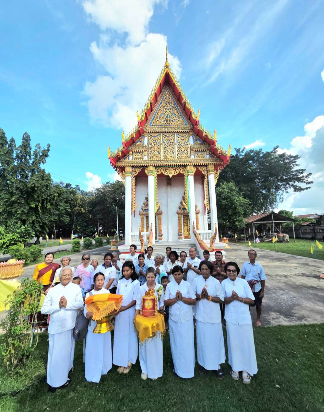 ภาพหมู่ถือพานถวายปัจจัยวัดหนองเหล็ก