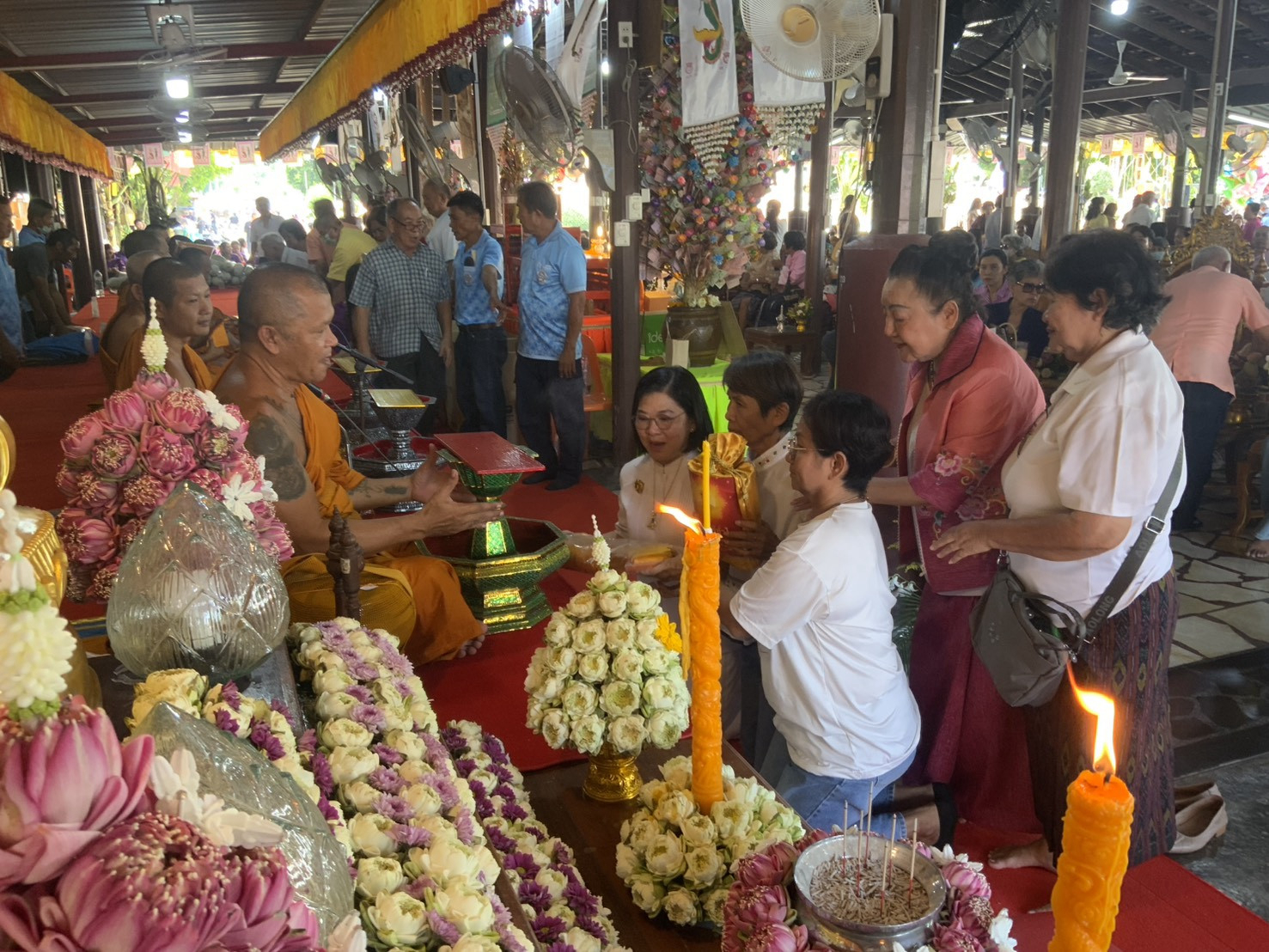 ภาพการถวายปัจจัยวัดหวายเหนียว