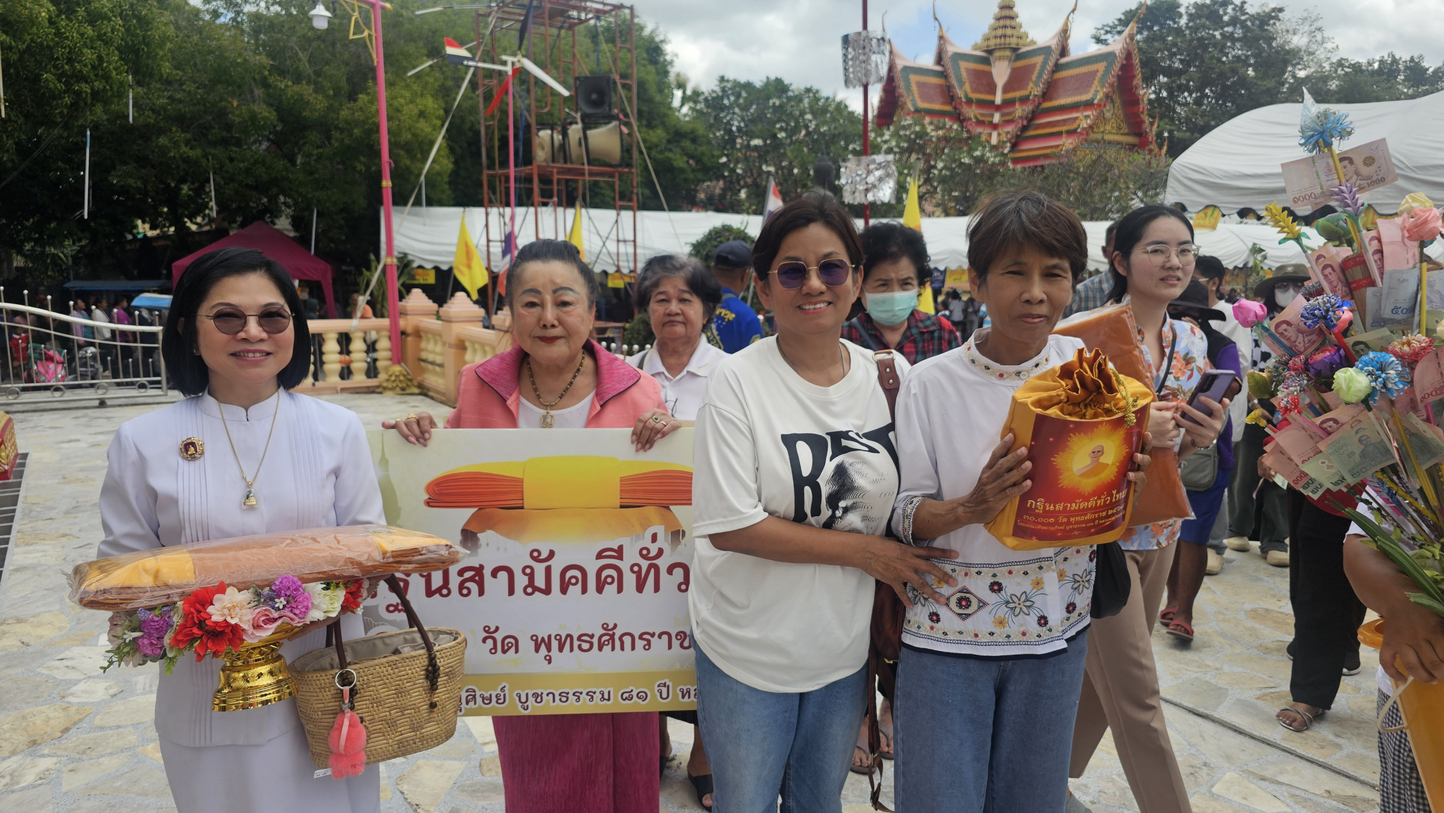 ภาพร่วมขบวนกฐินวัดหวายเหนียว