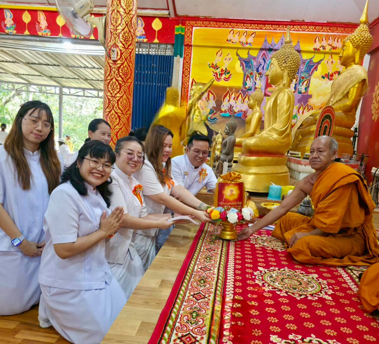 ภาพการถวายปัจจัยวัดโกซ้ายเจริญธรรม