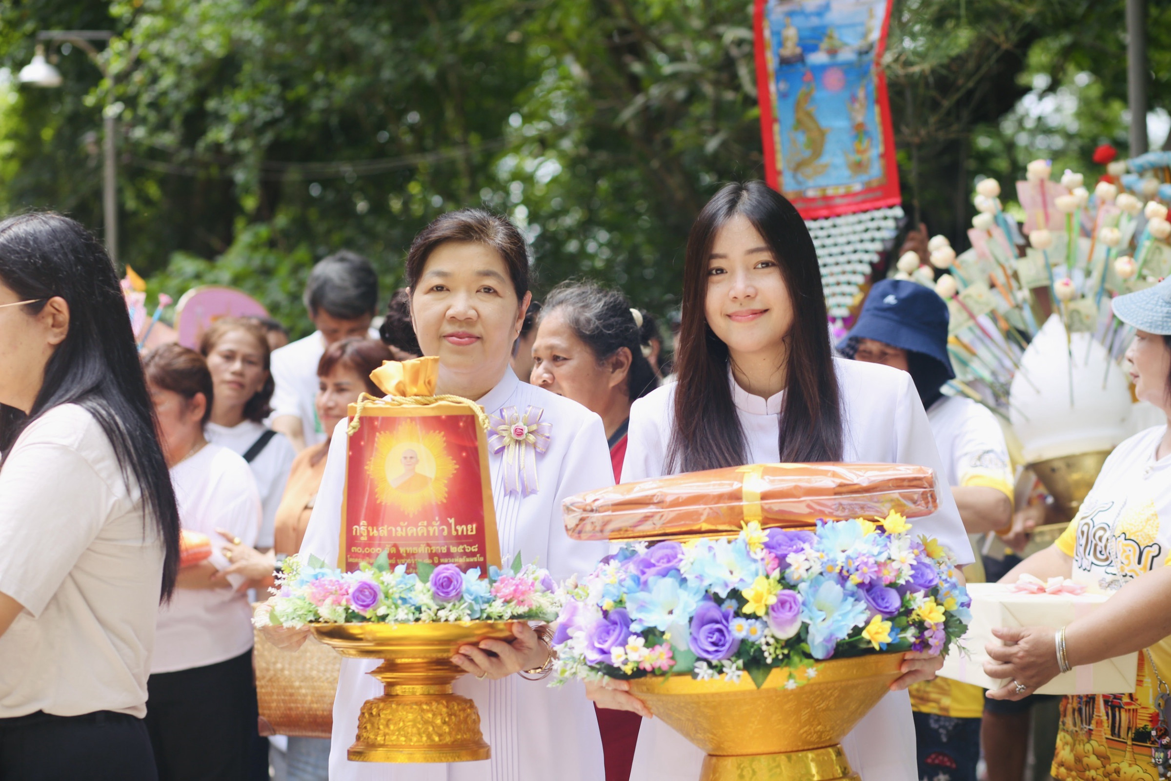 ภาพหมู่ถือพานถวายปัจจัยวัดเขายี่สาร