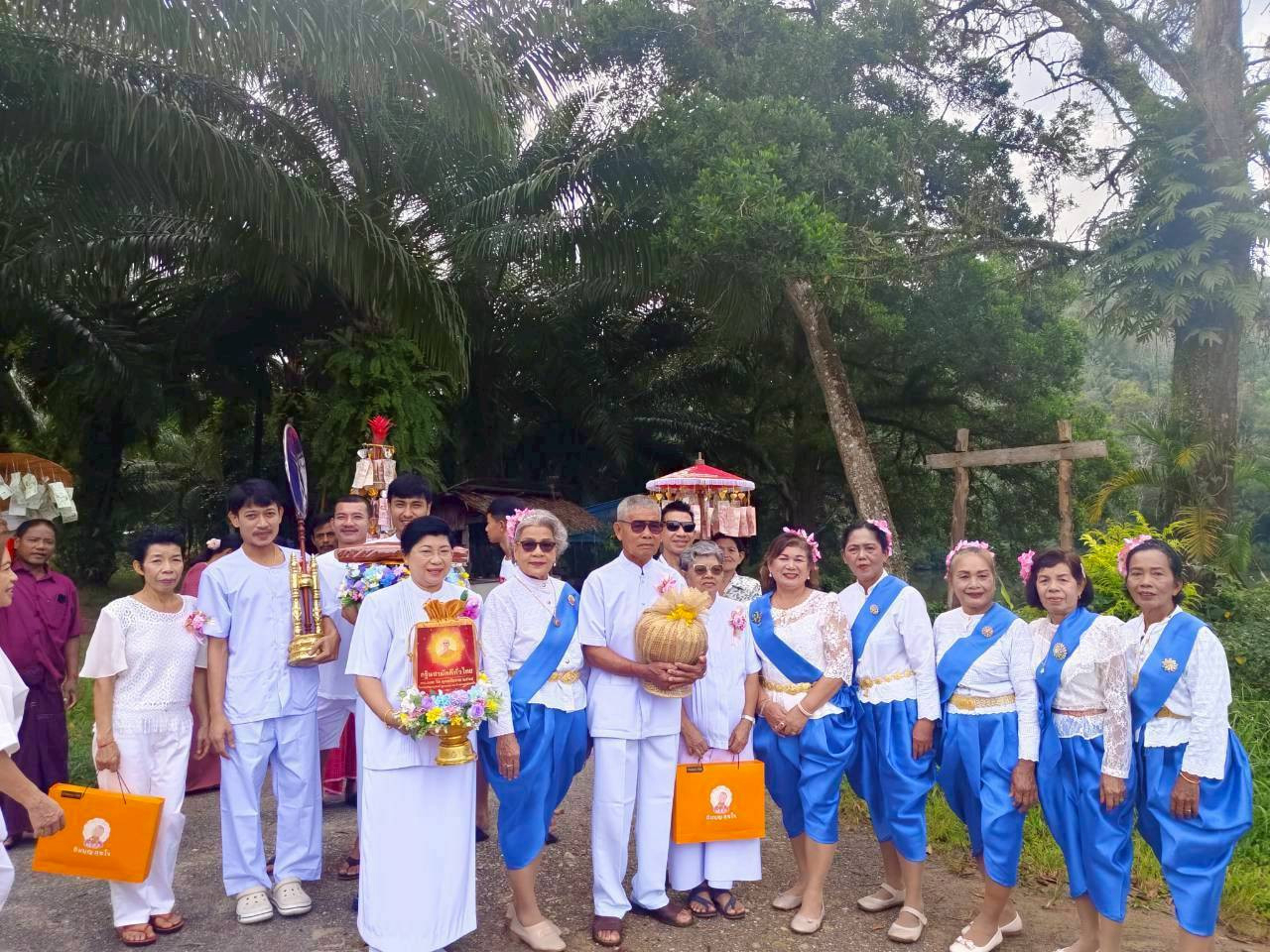 ภาพหมู่ถือพานถวายปัจจัยวัดไตรรัตนากร