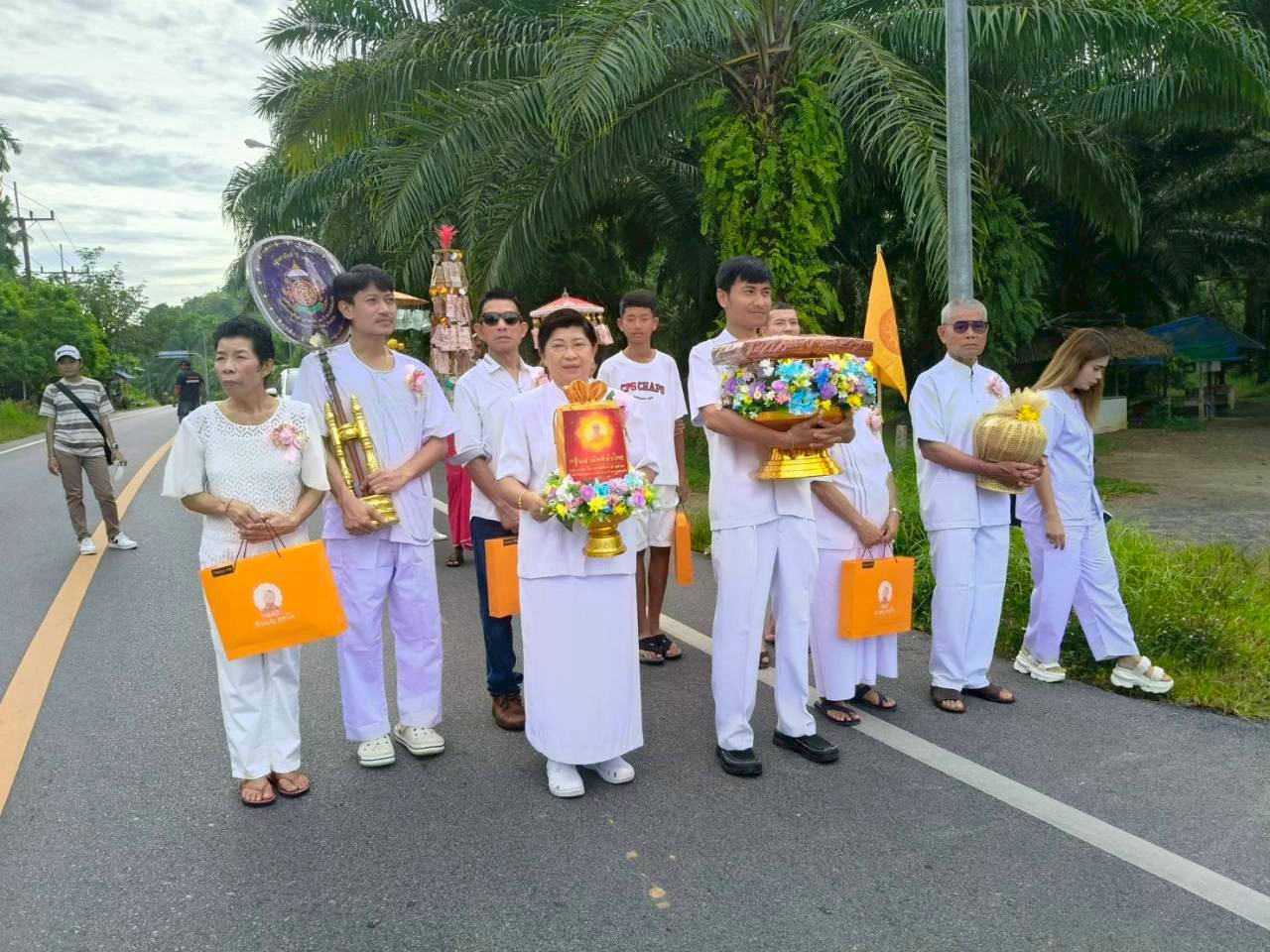 ภาพร่วมพิธีกรรมวัดไตรรัตนากร