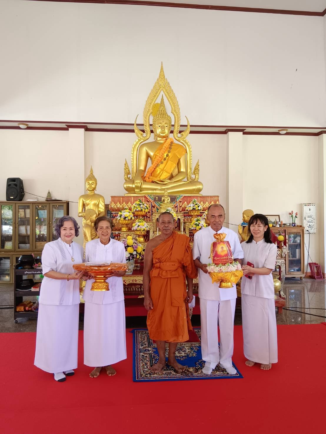 ภาพหมู่ถือพานถวายปัจจัยวัดทุ่งหวังใน