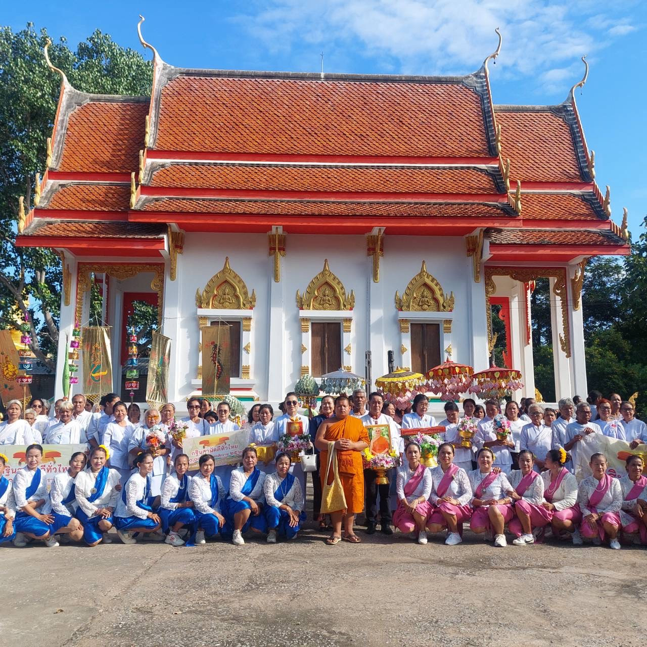 ภาพหมู่ถือพานถวายปัจจัยวัดเฝือแฝง