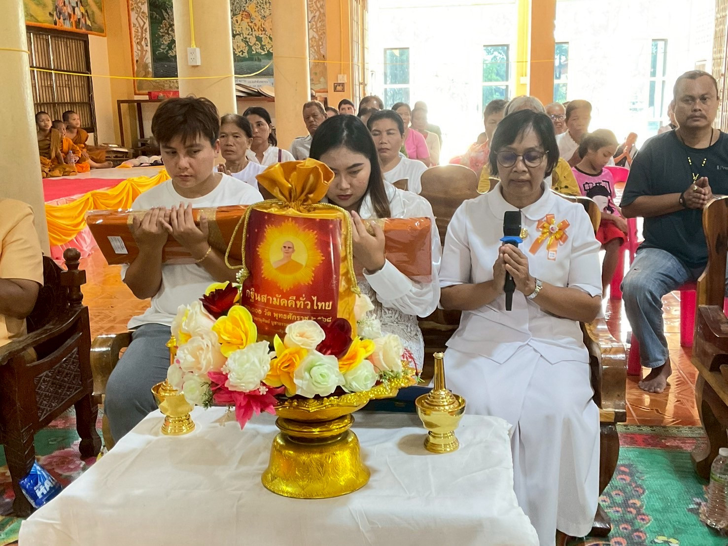 ภาพกล่าวคำถวายกฐินวัดสว่างลำเพิญ