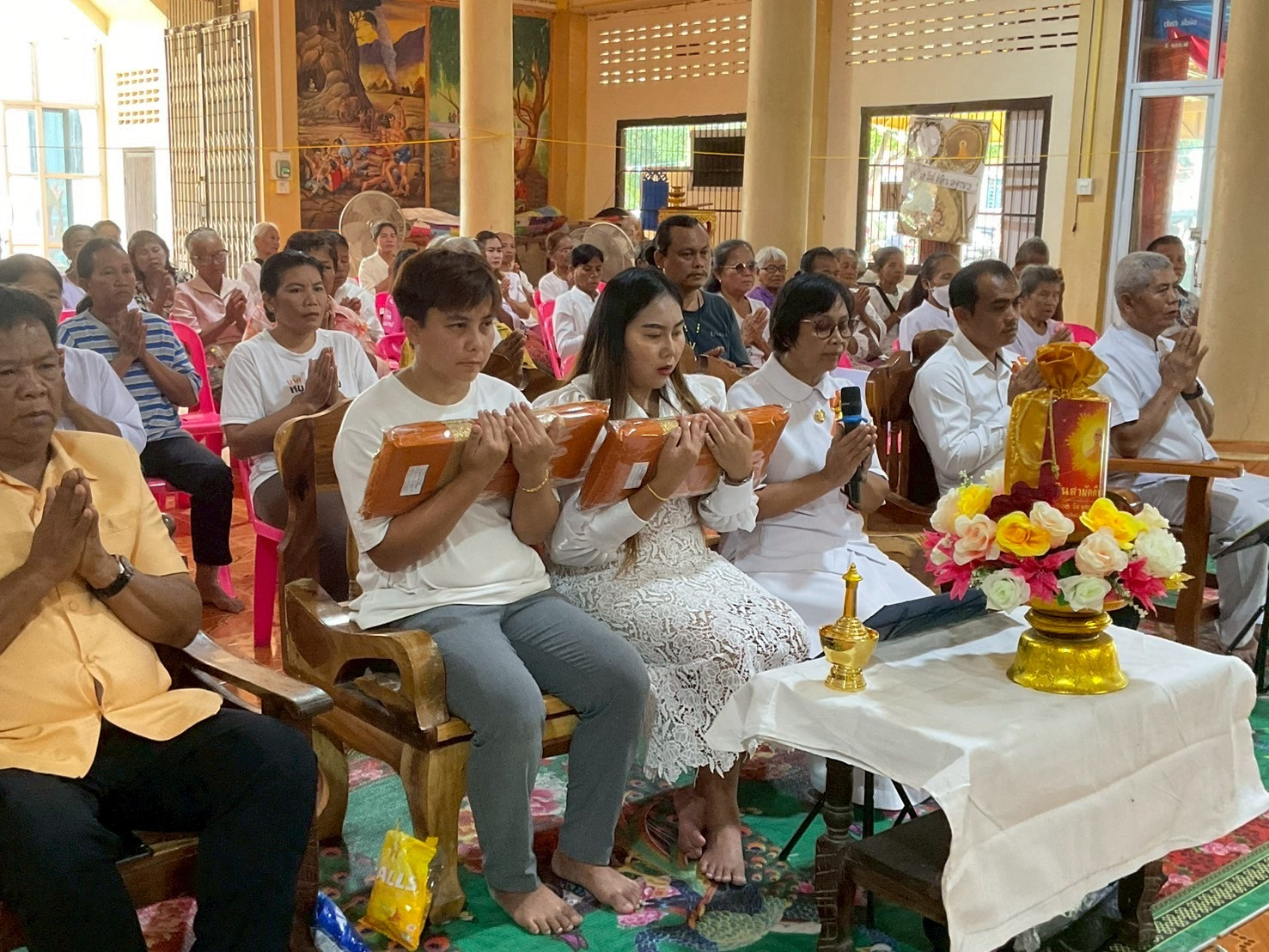 ภาพร่วมพิธีกรรมวัดสว่างลำเพิญ