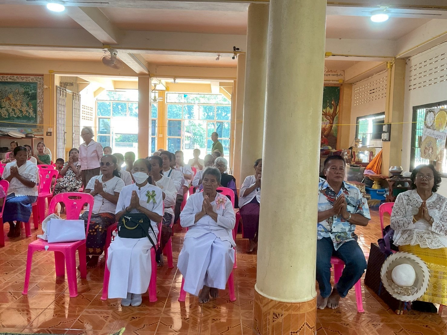 ภาพร่วมพิธีกรรมวัดสว่างลำเพิญ