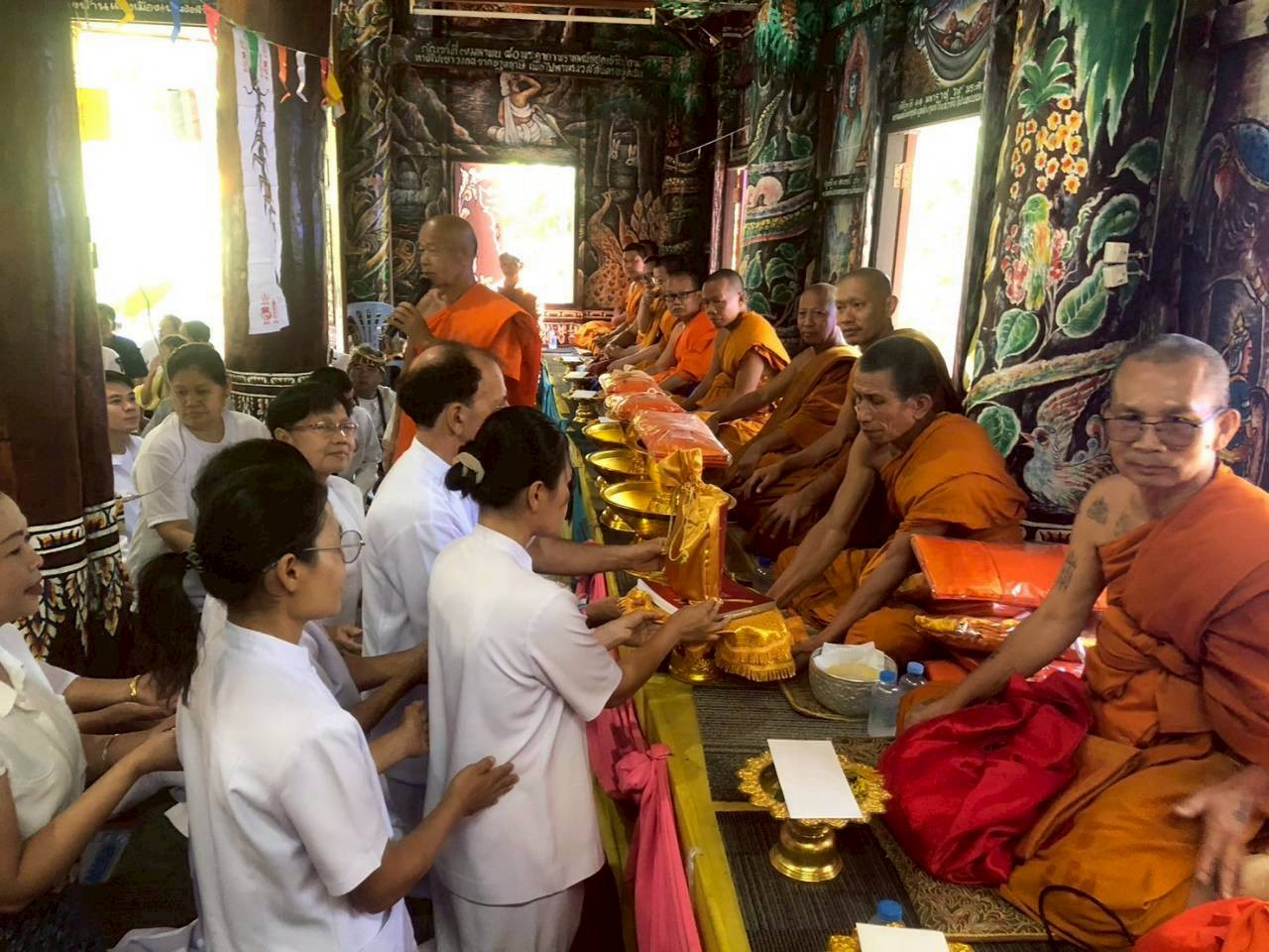 ภาพการถวายปัจจัยวัดช่อฟ้า