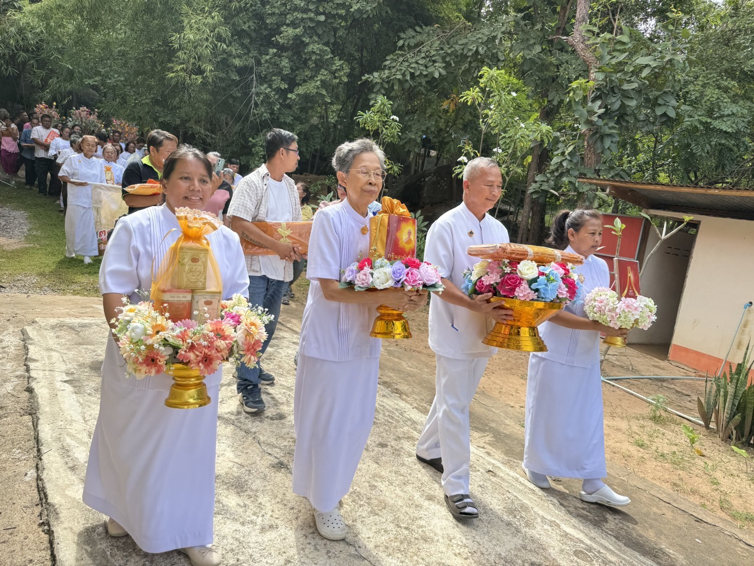ภาพร่วมขบวนกฐินวัดเขาวงค์พระจันทร์