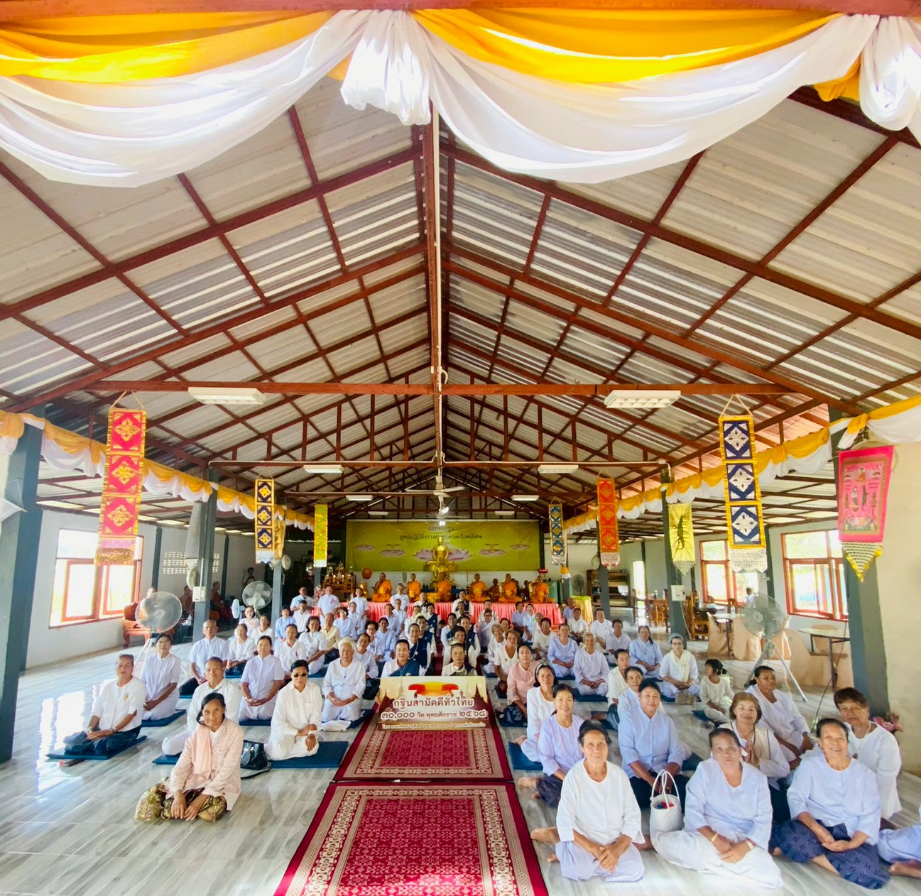 ภาพร่วมพิธีกรรมศูนย์ปฏิบัติธรรมเพชรรัตนาราม