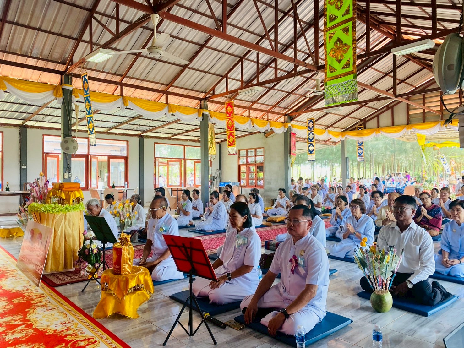 ภาพร่วมพิธีกรรมศูนย์ปฏิบัติธรรมเพชรรัตนาราม