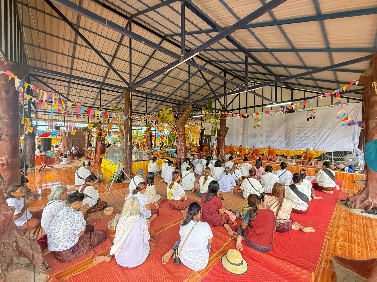 ภาพร่วมพิธีกรรมที่พักสงฆ์บ้านระนุก