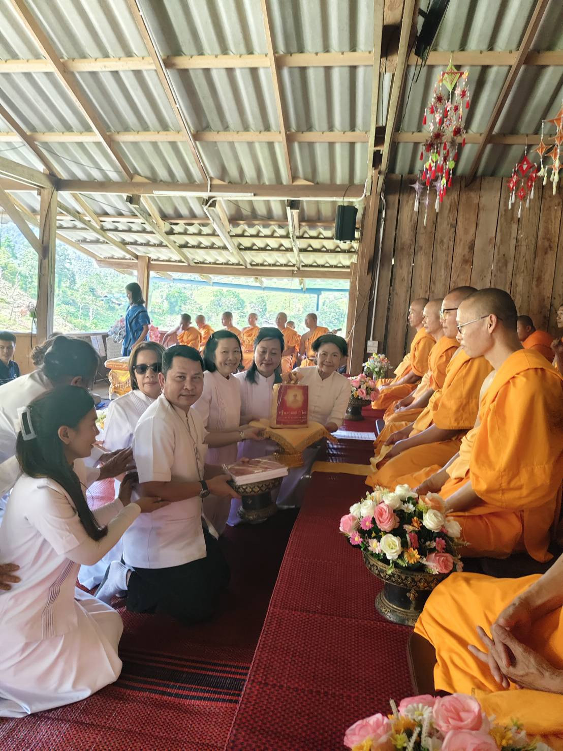 ภาพการถวายปัจจัยวัดบ้านพะอัน