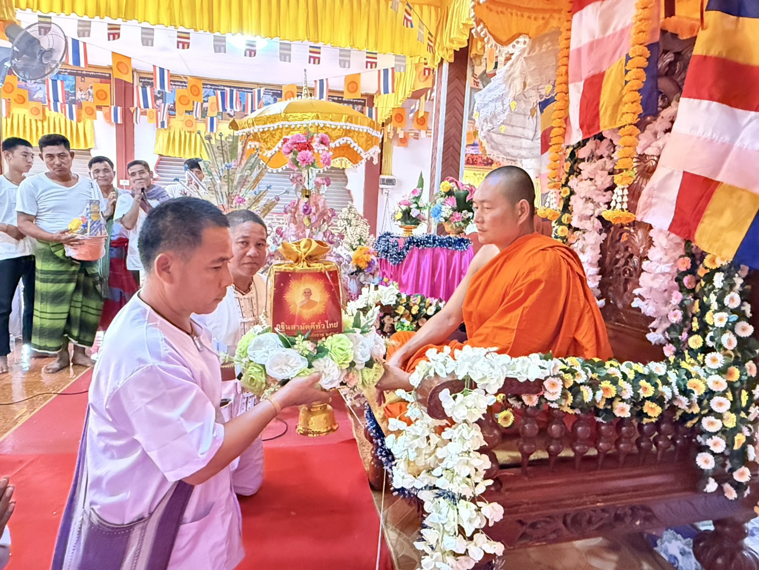 ภาพการถวายปัจจัยสำนักสงฆ์บ้านแม่หละยาง