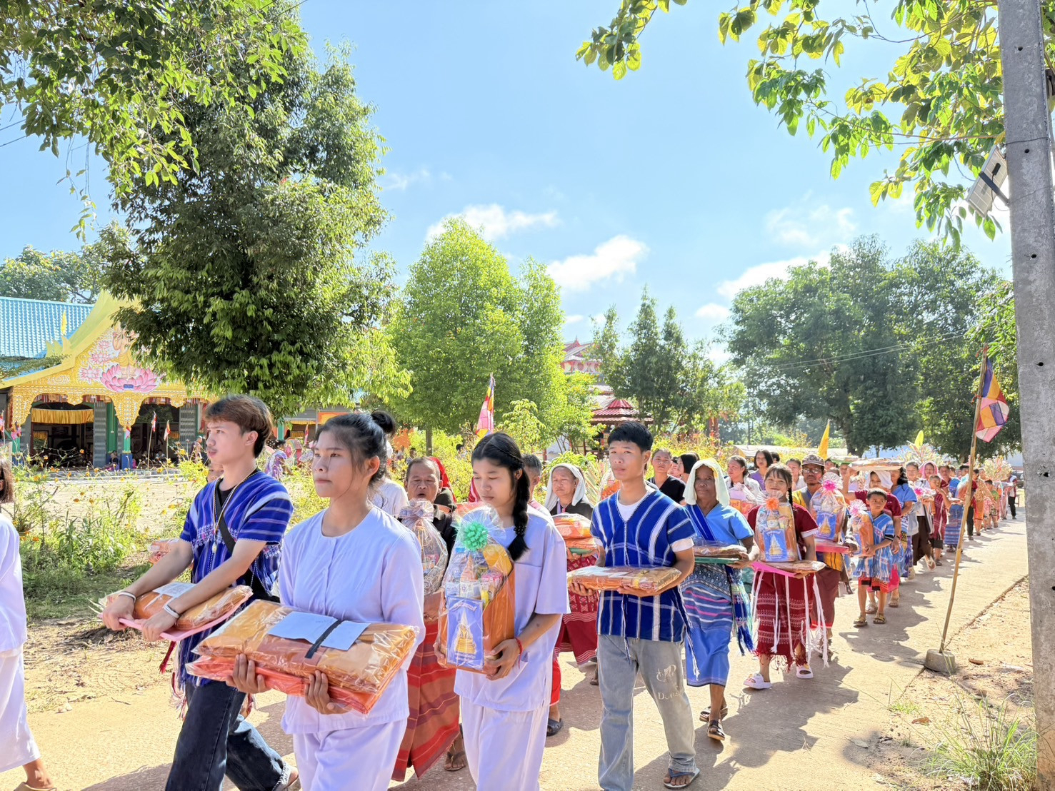 ภาพร่วมพิธีกรรมสำนักสงฆ์บ้านแม่หละยาง