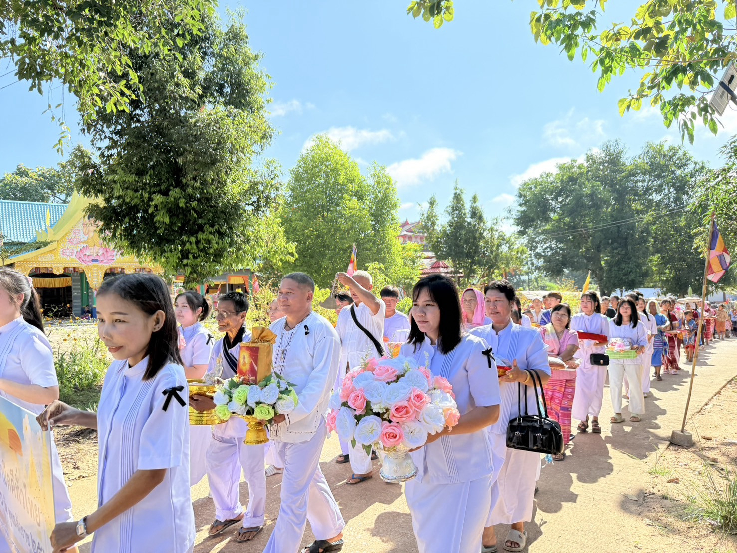 ภาพร่วมพิธีกรรมสำนักสงฆ์บ้านแม่หละยาง