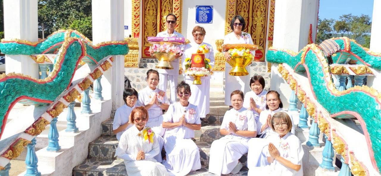 ภาพหมู่ถือพานถวายปัจจัยวัดศรีพิชัยมงคล