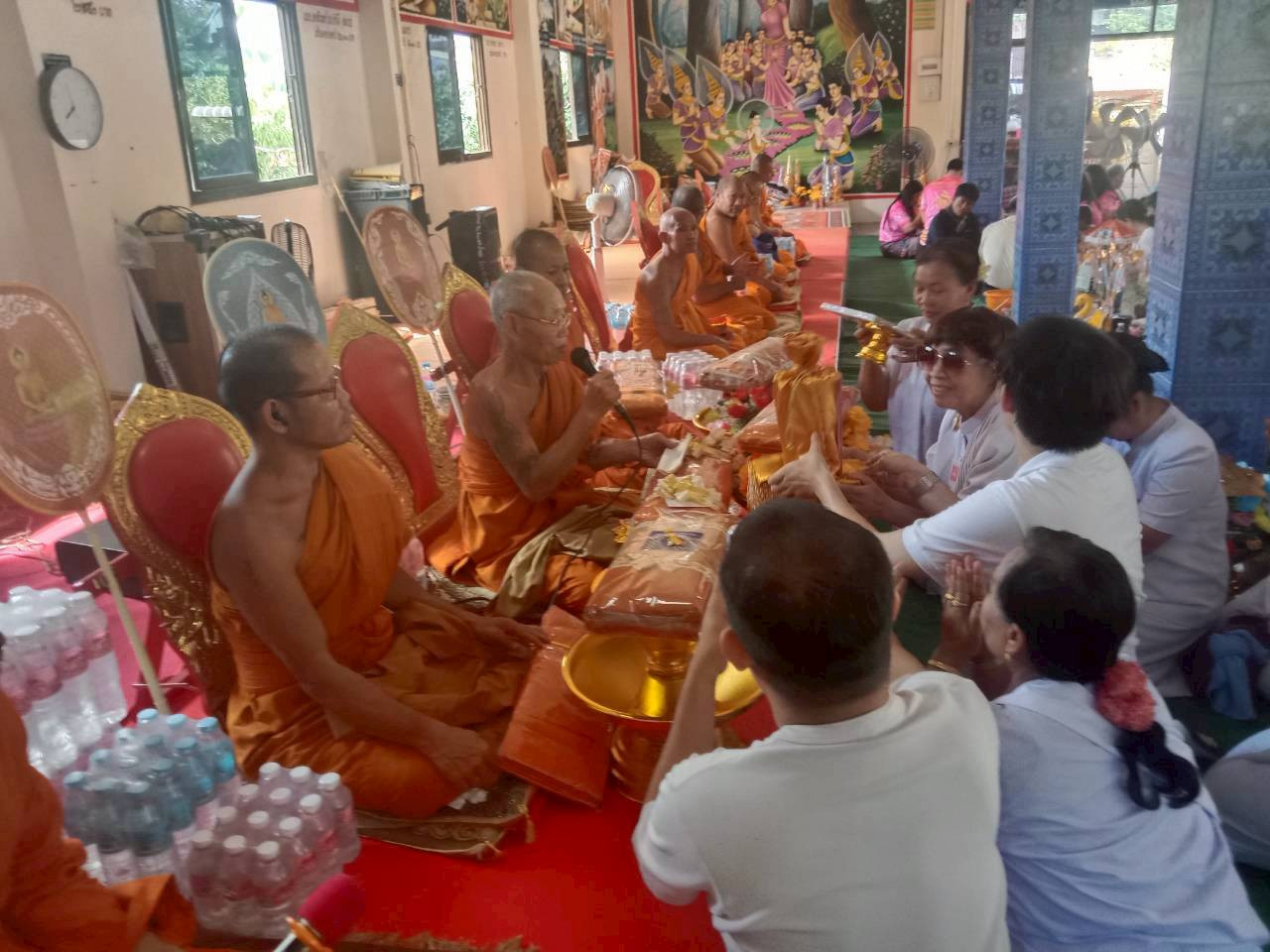 ภาพการถวายปัจจัยวัดศรีสะอาด