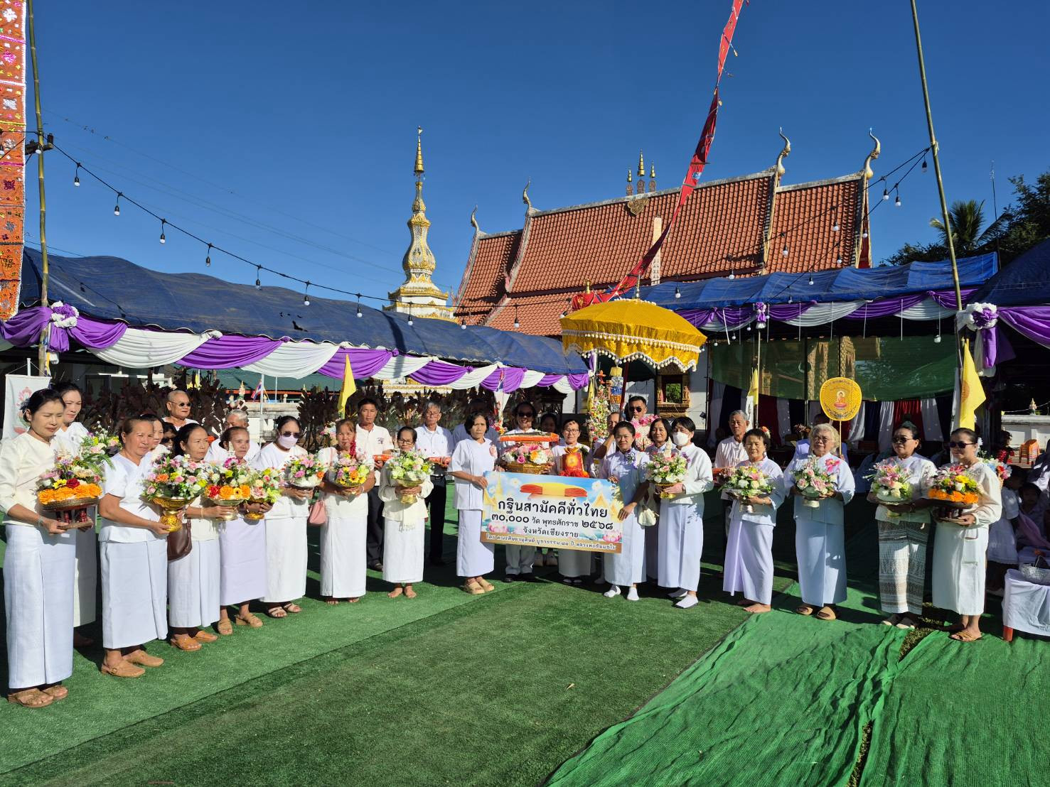 ภาพหมู่ถือพานถวายปัจจัยวัดห้วยลึก