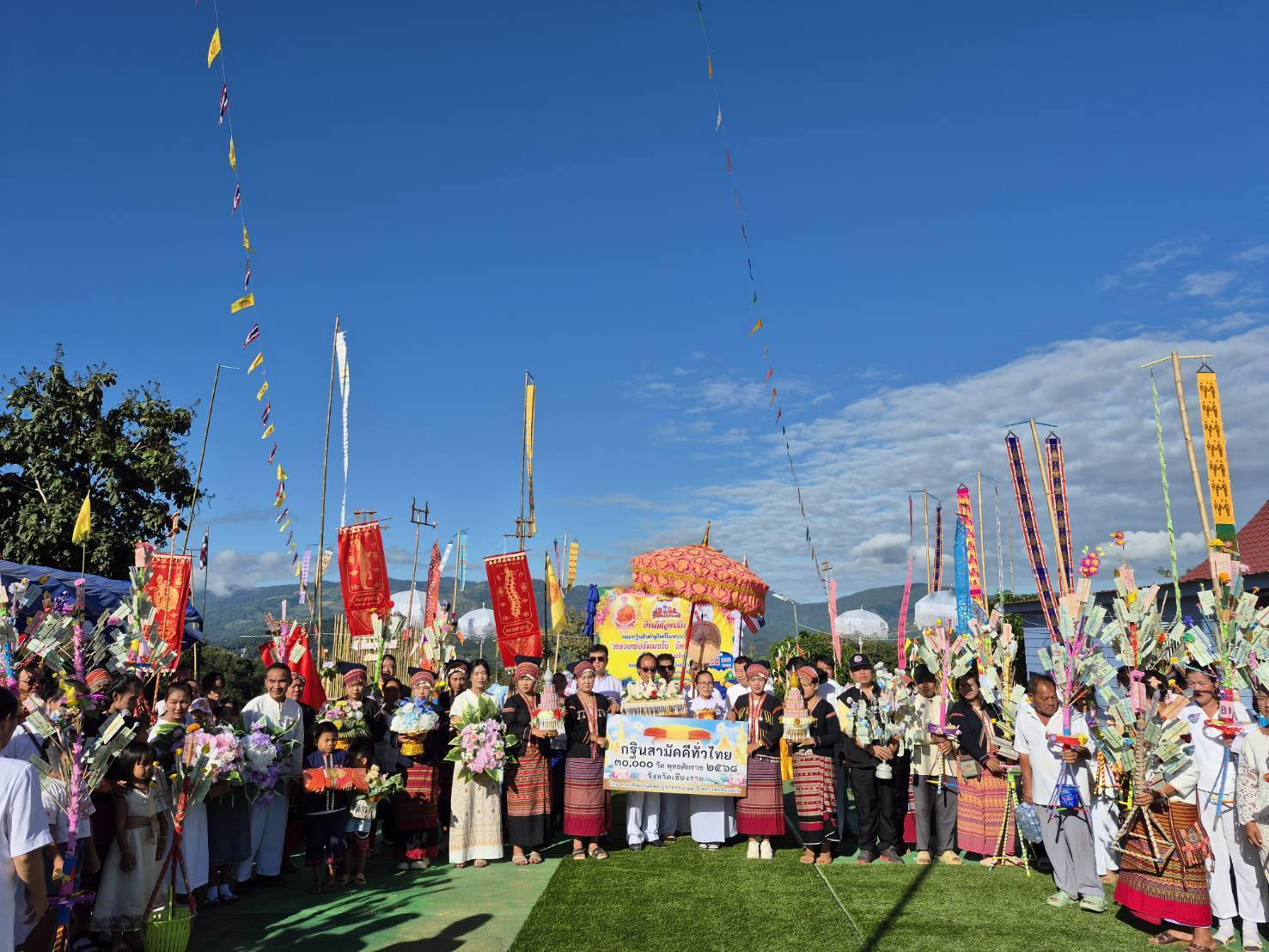 ภาพหมู่ถือพานถวายปัจจัยสำนักสงฆ์วังผาสุวรรณคีรี