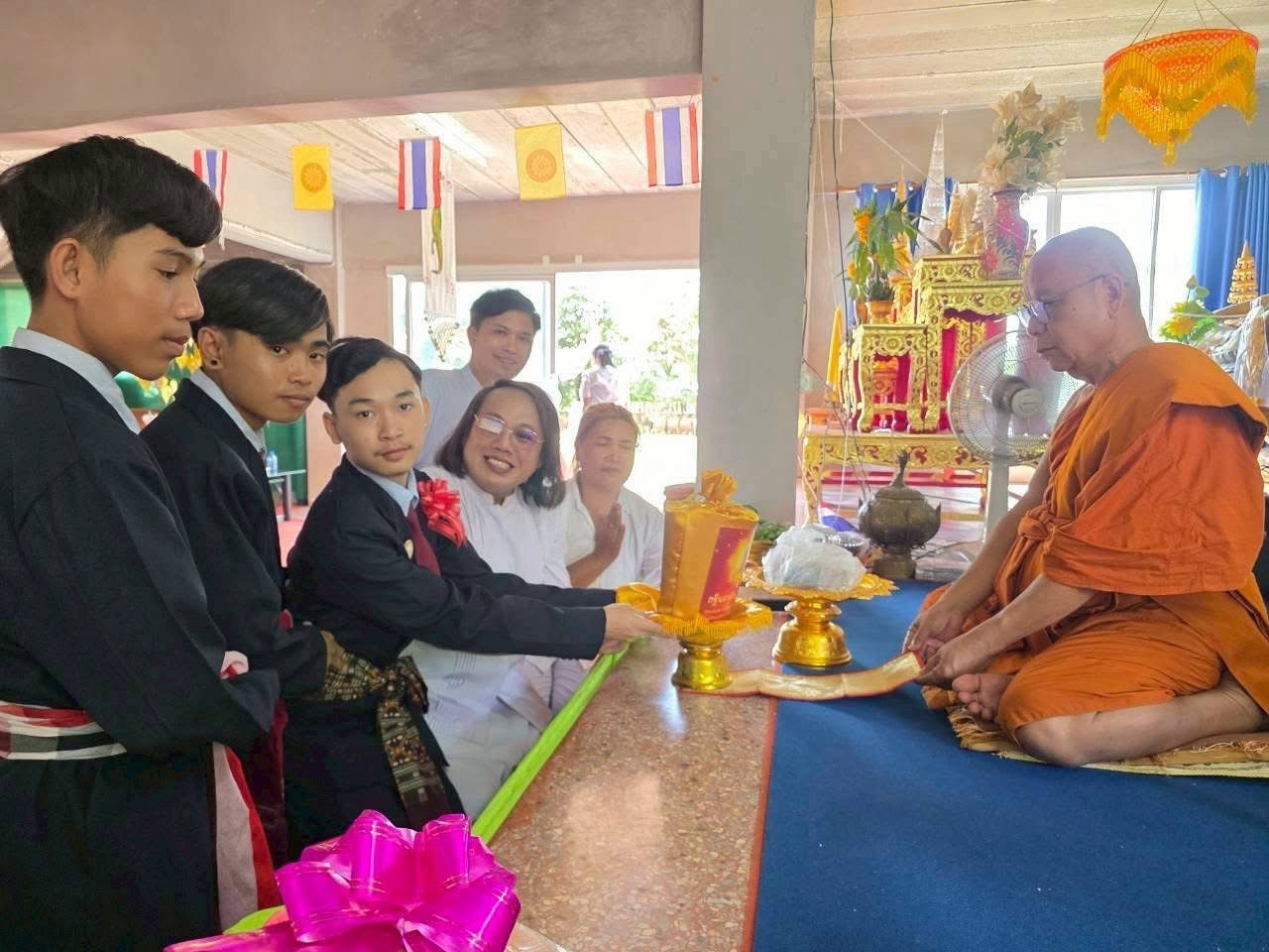 ภาพการถวายปัจจัยวัดสง่า