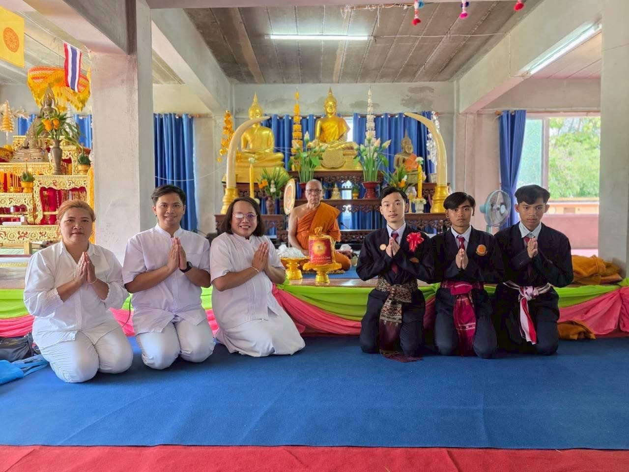 ภาพหมู่ถือพานถวายปัจจัยวัดสง่า