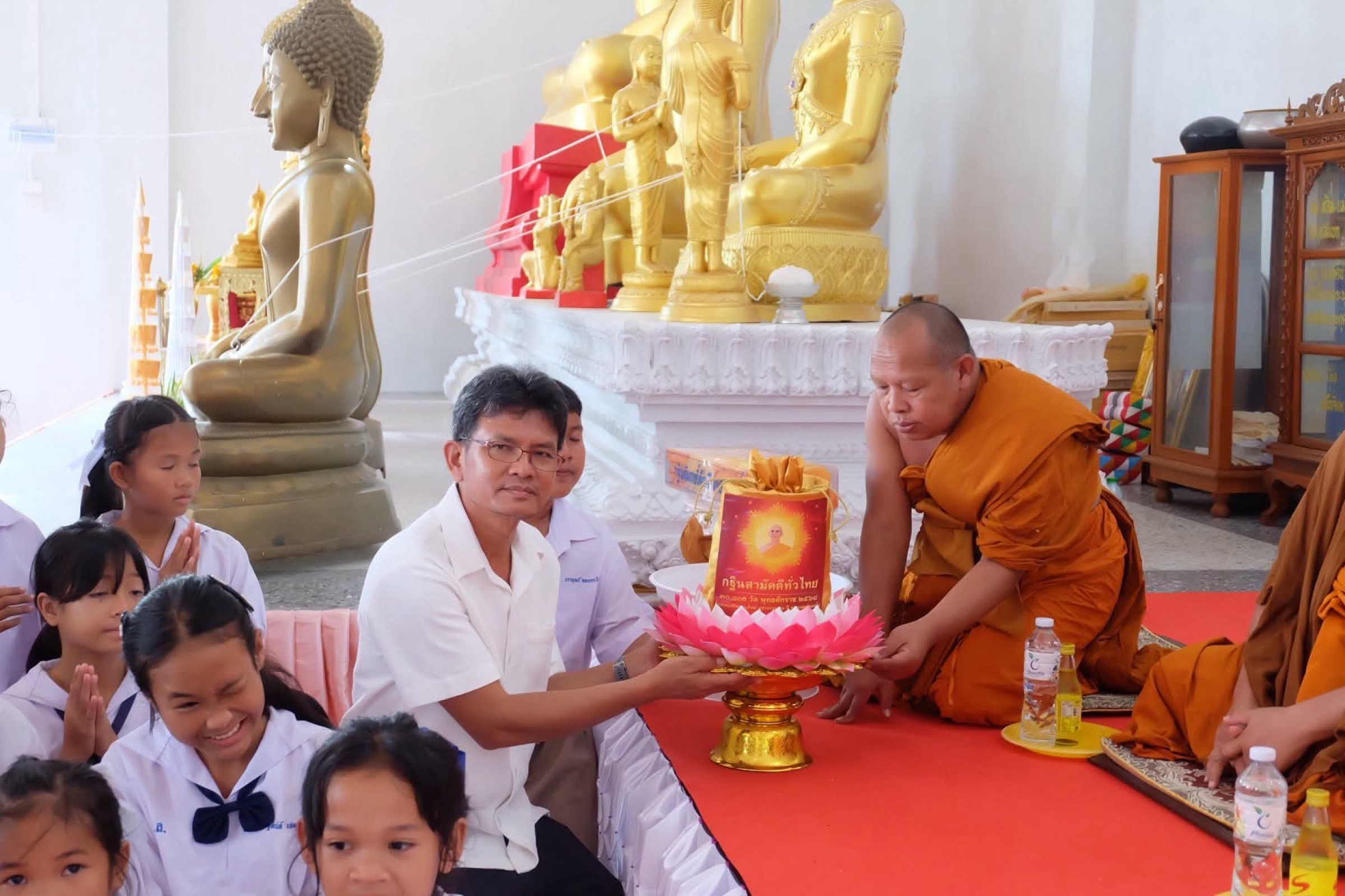 ภาพการถวายปัจจัยวัดบุญถนอมพัฒนาราม