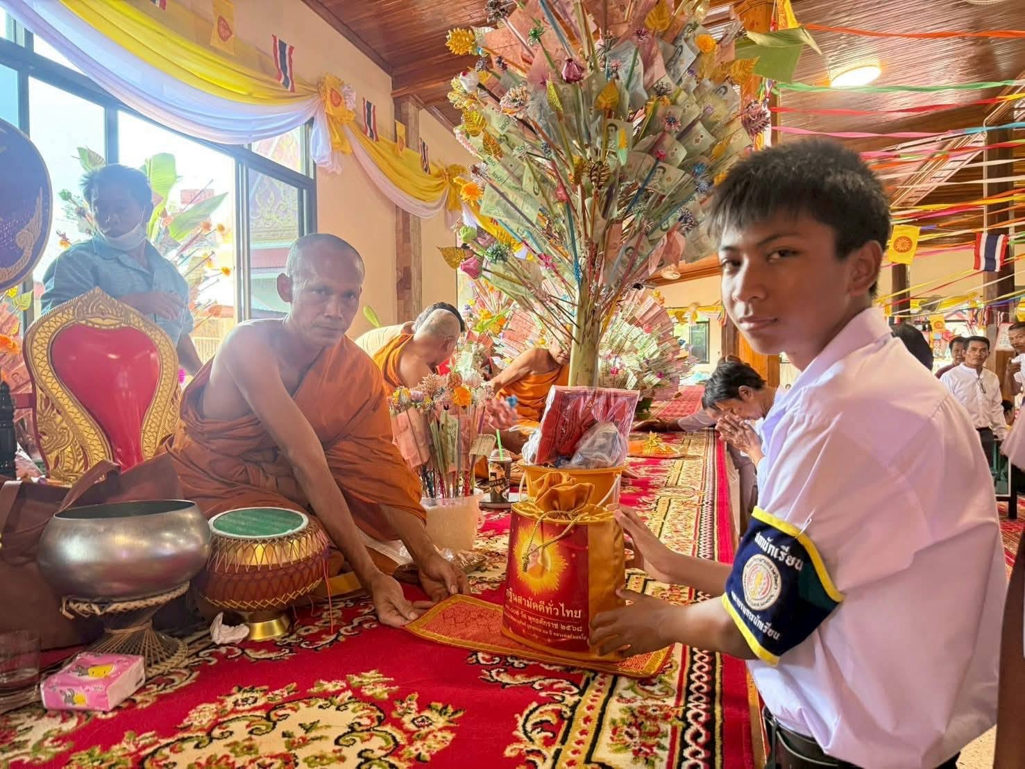 ภาพหมู่ถือพานถวายปัจจัยวัดสามัคคีมาบกราด