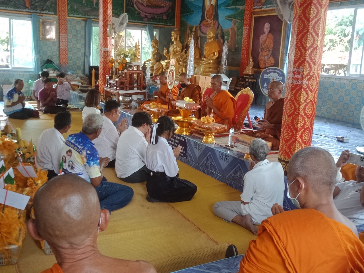 ภาพหมู่ถือพานถวายปัจจัยวัดใหม่พุทไธจารย์