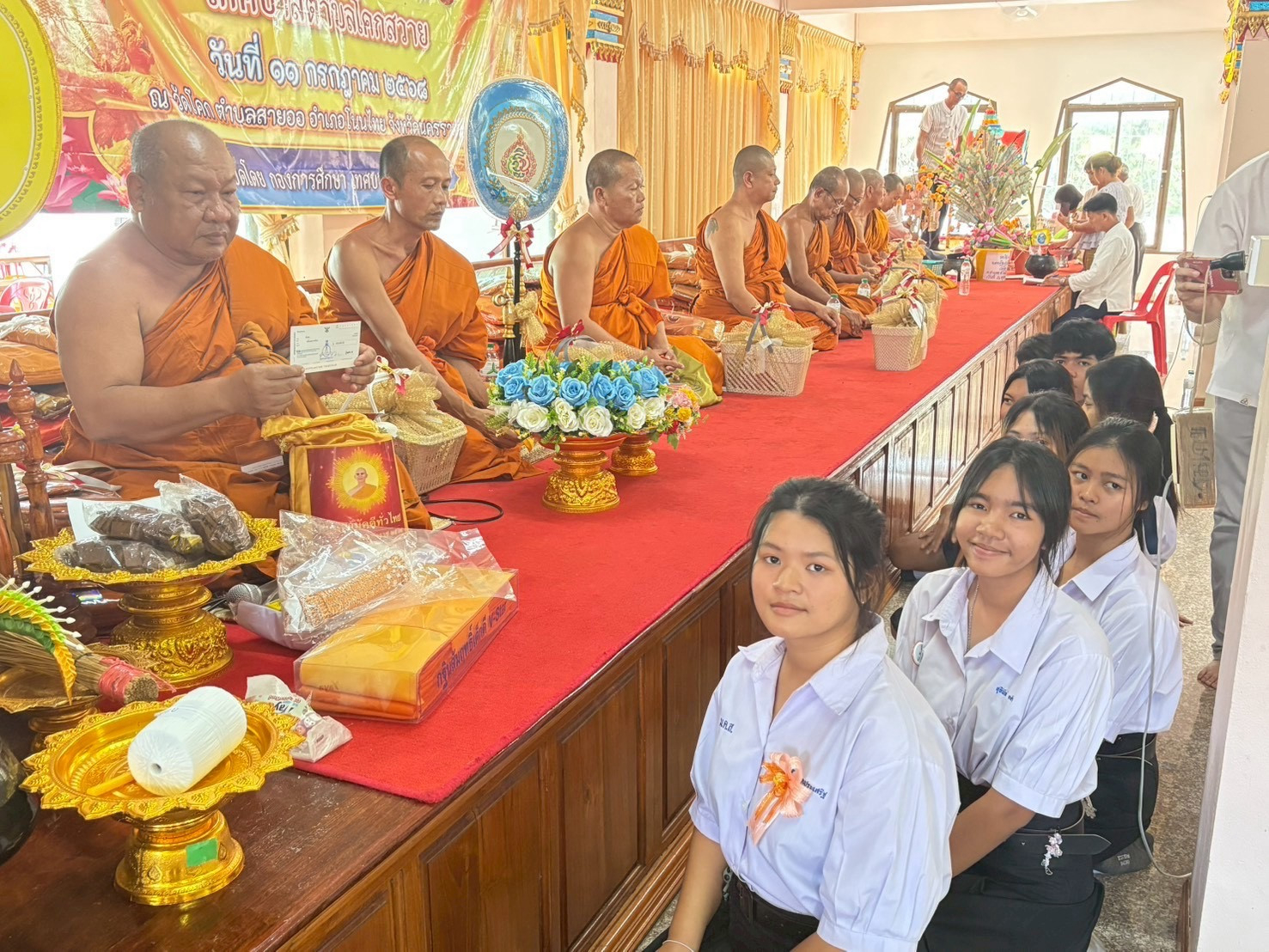 ภาพหมู่ถือพานถวายปัจจัยวัดโคก