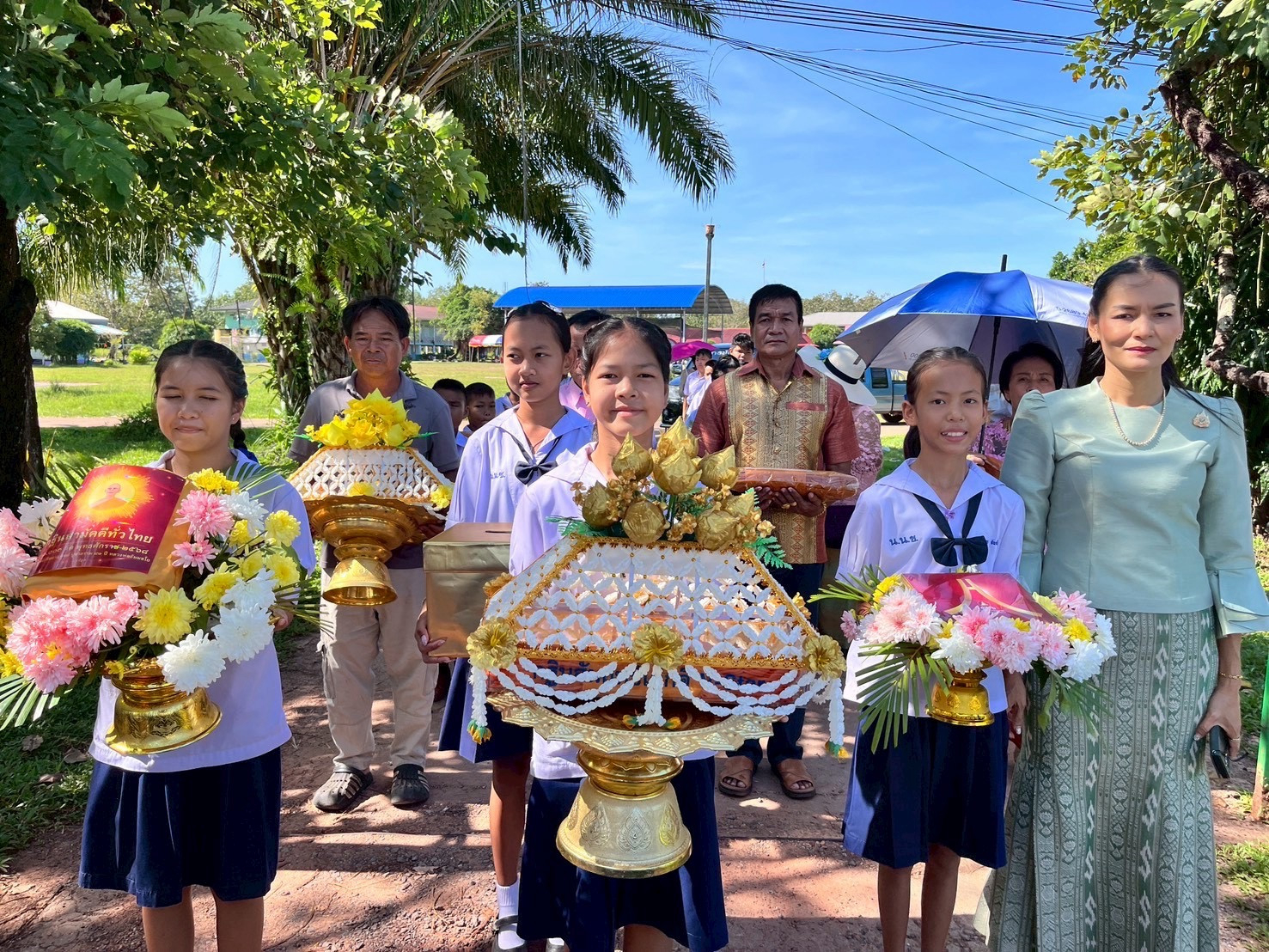 ภาพหมู่ถือพานถวายปัจจัยวัดศรีวรมงคล
