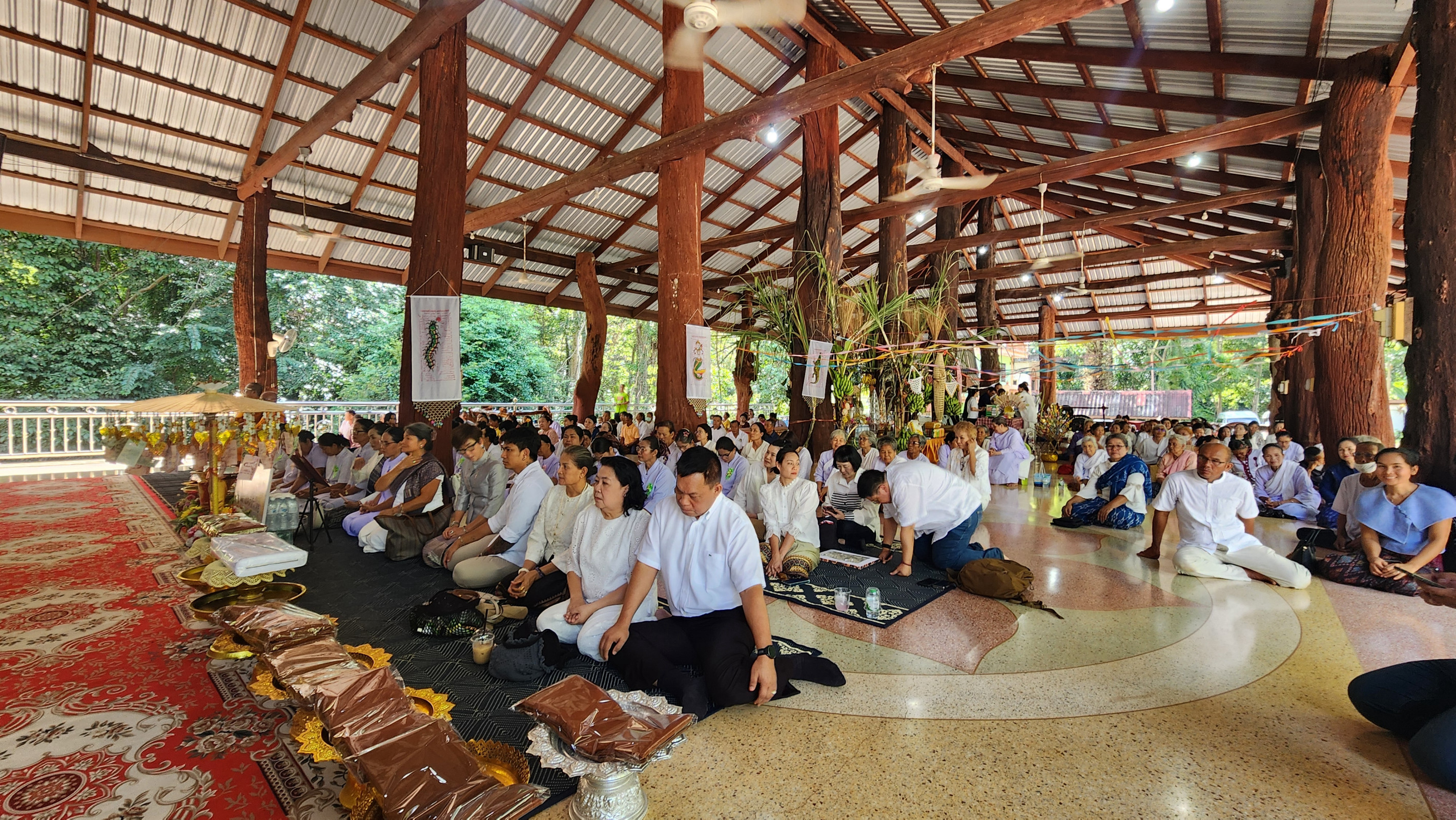 ภาพร่วมพิธีกรรมวัดดงหม้อทอง