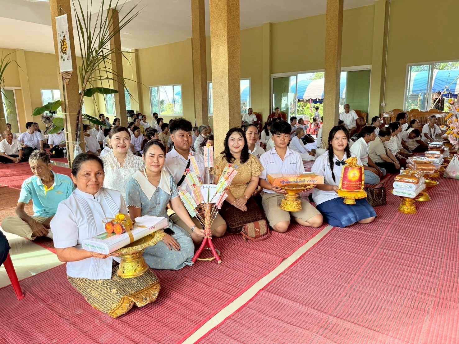 ภาพหมู่ถือพานถวายปัจจัยวัดป่าศรีประชาวนาราม